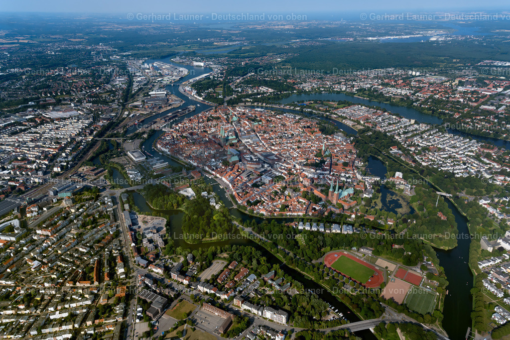 4038256 | Altstadtinsel Lübeck ist eine norddeutsche Stadt, die sich durch ihre Bauten im Stil der Backsteingotik auszeichnet. Diese entstanden im Mittelalter, als Lübeck die Hauptstadt der Hanse war. Das Wahrzeichen der Stadt ist das Holstentor aus Backstein, das im Jahr 1478 vollendet wurde und dazu diente, die auf einer Insel in der Trave gelegene Altstadt abzuschirmen. Die Marienkirche, die nach dem 2. Weltkrieg wiederaufgebaut wurde, ist ein im 13.–14. Jahrhundert errichteter Backsteinbau, der als architektonisches Vorbild für viele nordeuropäische Kirchen diente