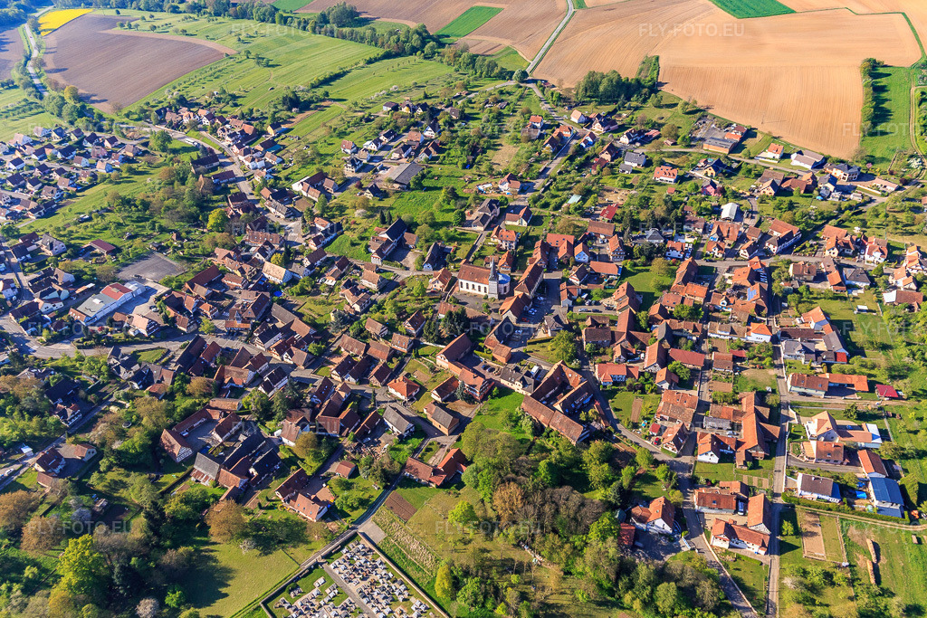 Vue aérienne: Vue d'ensemble du village depuis le nord-ouest à Lampertsloch dans le département Bas Rhin, France – .Photo: IMG_099346.jpg prise le 30/04/2017 par Werner Riehm/FLY-FOTO.eu – Résolution de l'original: 4946 x 3297 px