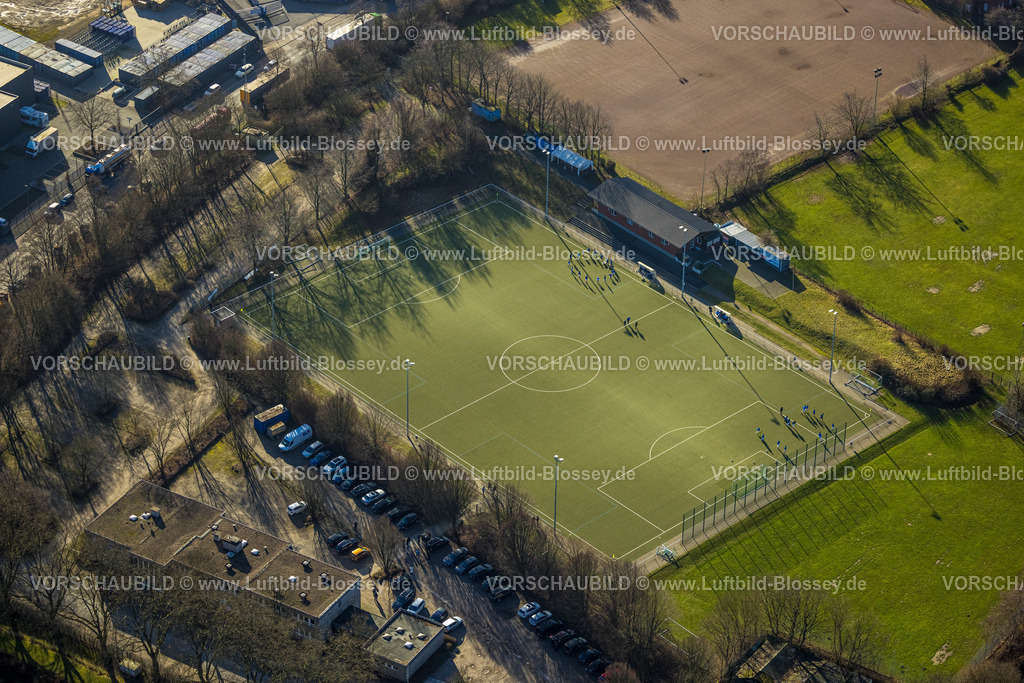 Witten240102802 | Luftbild, Fußball-Trainingsspiel mit Kreis Jugendlicher auf dem Sportplatz Wullenstadion Nebenplatz VFB Annen 19 e.V., Schattenspiele, Witten, Ruhrgebiet, Nordrhein-Westfalen, Deutschland