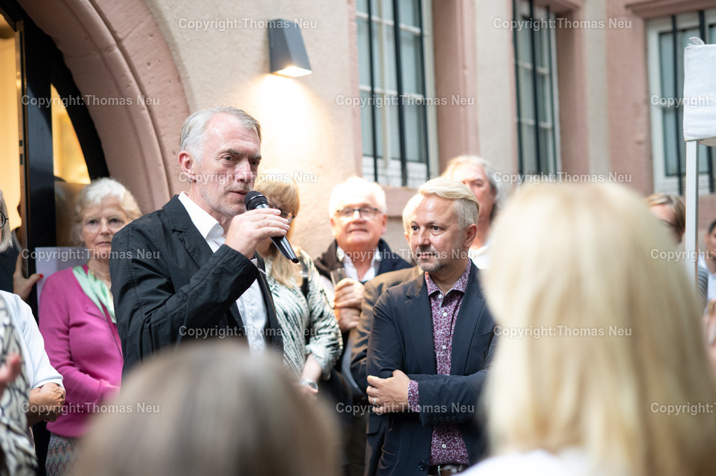 Neo-rauch-Ausstellung-museum-bensheim-art-2024057_Fotografie_Thomas_Neu | 6.7.2024, bbe, Museum Bensheim, Ausstellung Neo Rauch "im Papiergrund", hier im Dialog mit Museumsleiter Dr. Jan Christoph Breitwieser,, Bild: Thomas Neu