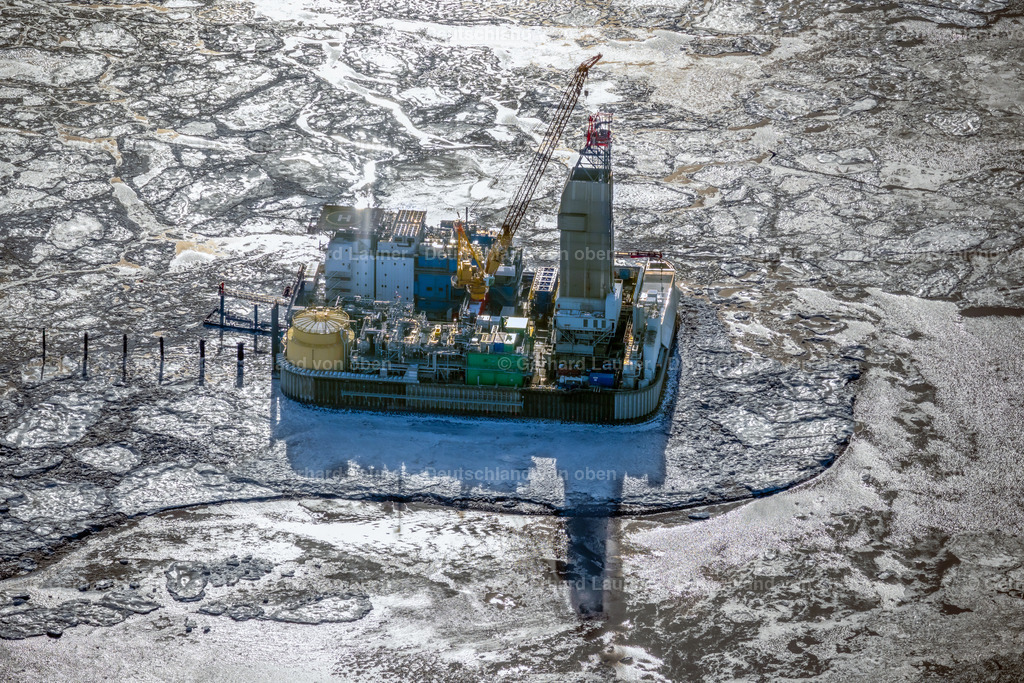 4044464 | FRIEDRICHSKOOG 14.02.2021 Winterlich schneebedeckte Bohrinsel- Plattform Mittelplate auf der Meeresoberfläche der Nordsee in Friedrichskoog im Bundesland Schleswig-Holstein, Deutschland.