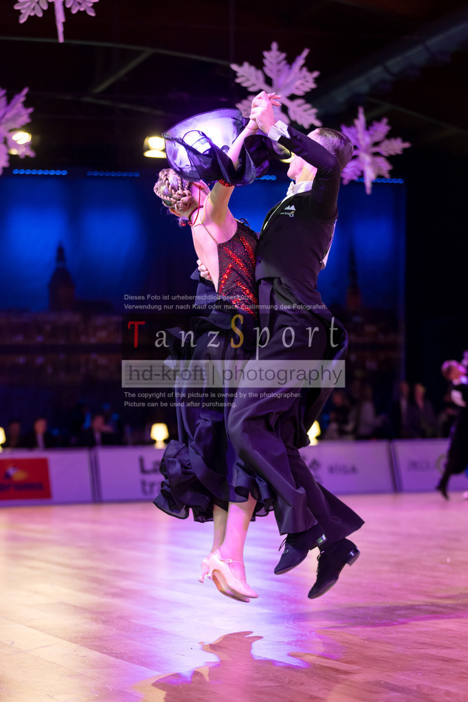 20241215_WDSF_Int_Open_Std-Riga-9050 | Tanzsportbilder, Standardtanz, Lateintanz, WDSF, DTV, LTVB, dancecomp, goc, hessen tanzt, blaues band der spree, walzer, tango, wiener walzer, slowfox, quickstepp, samba, rumba, cha-cha-cha, paso doble. jive, hd-kroft photography, turniertanzsport