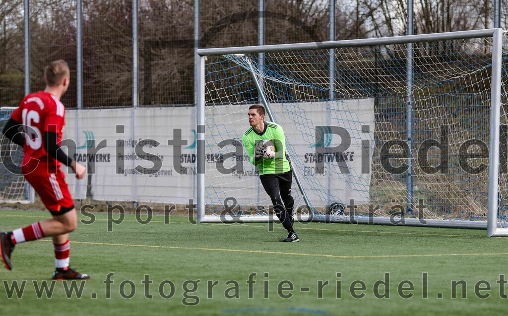 2024-02-24_036_FC_Langengeisling_gegen_FC_Walkertshofen | Erding, Deutschland, 24.02.2024:
Fußball, Bezirksliga Oberbayern Ost 2023 / 2024, Testspiel, FC Langengeisling gegen FC Walkertshofen, Endergebnis: 5:3

Lukas Steiger (FC Walkertshofen, #16), Torwart Michael Wehdanner (FC Walkertshofen, #1)

Foto: Christian Riedel / fotografie-riedel.net