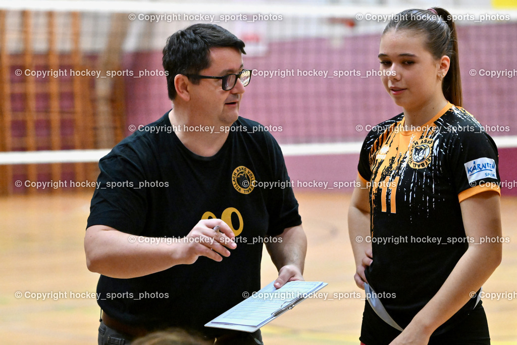 ASKÖ Volley Eagles Villach vs. VC Hausmannstätten | Headcoach ASKÖ Volley Eagles Villach Habjan Danijel, #11 Ilvie HOFER ASKÖ Volley Eagles Villach, ASKÖ Volley Eagles Villach vs. VC Hausmannstätten, ASKÖ Volley Eagles Villach vs. VC Hausmannstätten am 01.02.2025 in Villach (Ballspielhalle Lind), Austria, (Photo by Bernd Stefan)