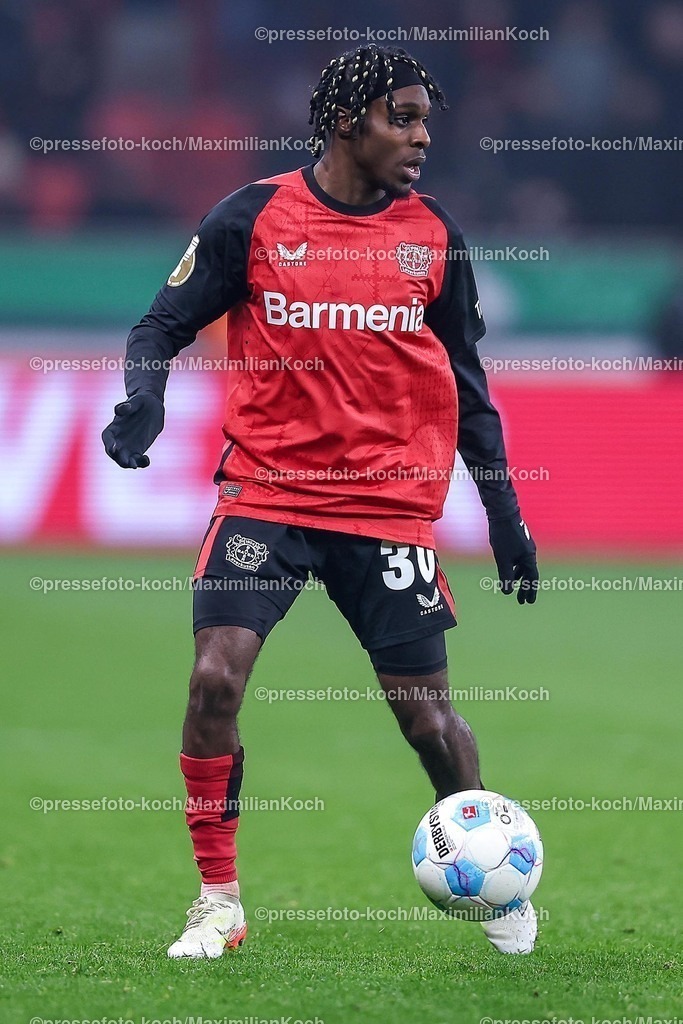DFB05022502318 | 05.02.2025, Fußball, DFB-Pokal Viertelfinale, Bayer 04 Leverkusen - 1.FC Köln, BayArena, Saison 2024 2025: Jeremie Frimpong (Bayer04 Leverkusen #30)DFB regulations prohibit any use of photographs as image sequences and or quasi-video.