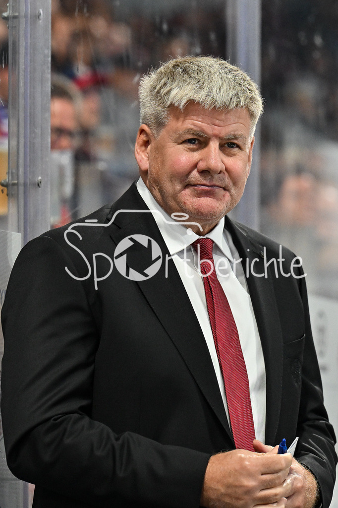Nürnberg Ice Tigers - Augsburger Panther | Im Bild Bill PETERS Trainer Augsburger Panther / Einzelfoto / Freisteller / DEL: Nürnberg Ice Tigers - Augsburger Panther; PSD Bank Nürnberg ARENA am 12.09.2025