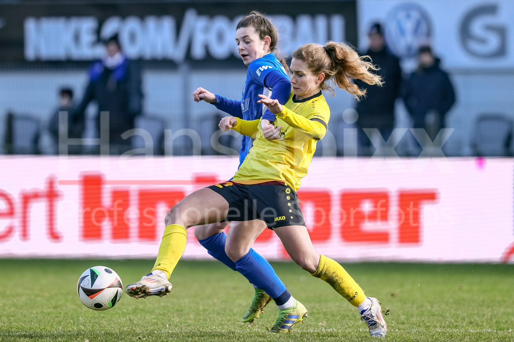 Fussball, 2. Frauen-Bundesliga, SV Meppen - SV 67 Weinberg | v.li.: Nina Kossen (SV Meppen, 10) und Leonie Haberäcker (SV 67 Weinberg, 22) im Zweikampf, Duell, Dynamik, Aktion, Action, Spielszene, DIE DFB-RICHTLINIEN UNTERSAGEN JEGLICHE NUTZUNG VON FOTOS ALS SEQUENZBILDER UND/ODER VIDEOÄHNLICHE FOTOSTRECKEN. DFB REGULATIONS PROHIBIT ANY USE OF PHOTOGRAPHS AS IMAGE SEQUENCES AND/OR QUASI-VIDEO.