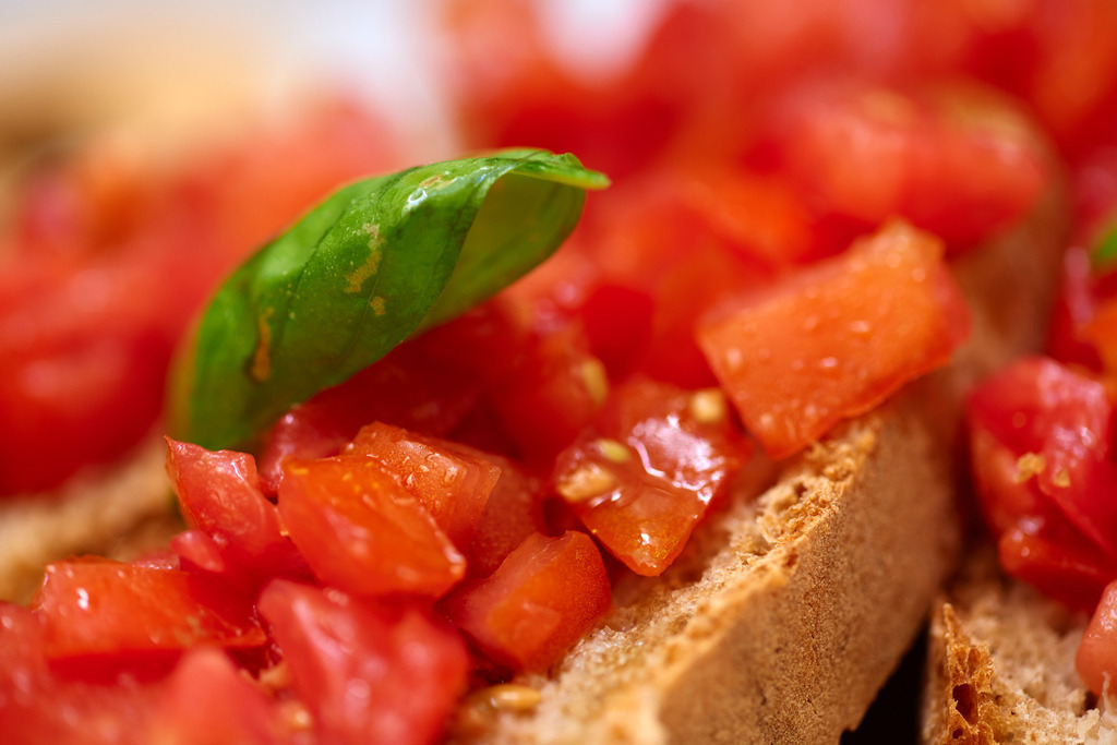 Bruschetta mit Tomaten und Baslikum | Cortona, Italien - August 29, 2016: Residenza Storica Dolce Maria; Bruschetta mit Tomaten und Baslikum. - Realisiert mit Pictrs.com
