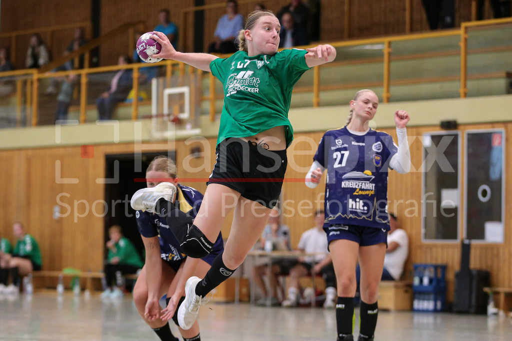 Handball, Testspiel Frauen, Buxtehuder SV - SV Werder Bremen | v.li.: Meike Becker (SV Werder Bremen, 27) beim Wurf, am Ball, Spielszene, Aktion, Action