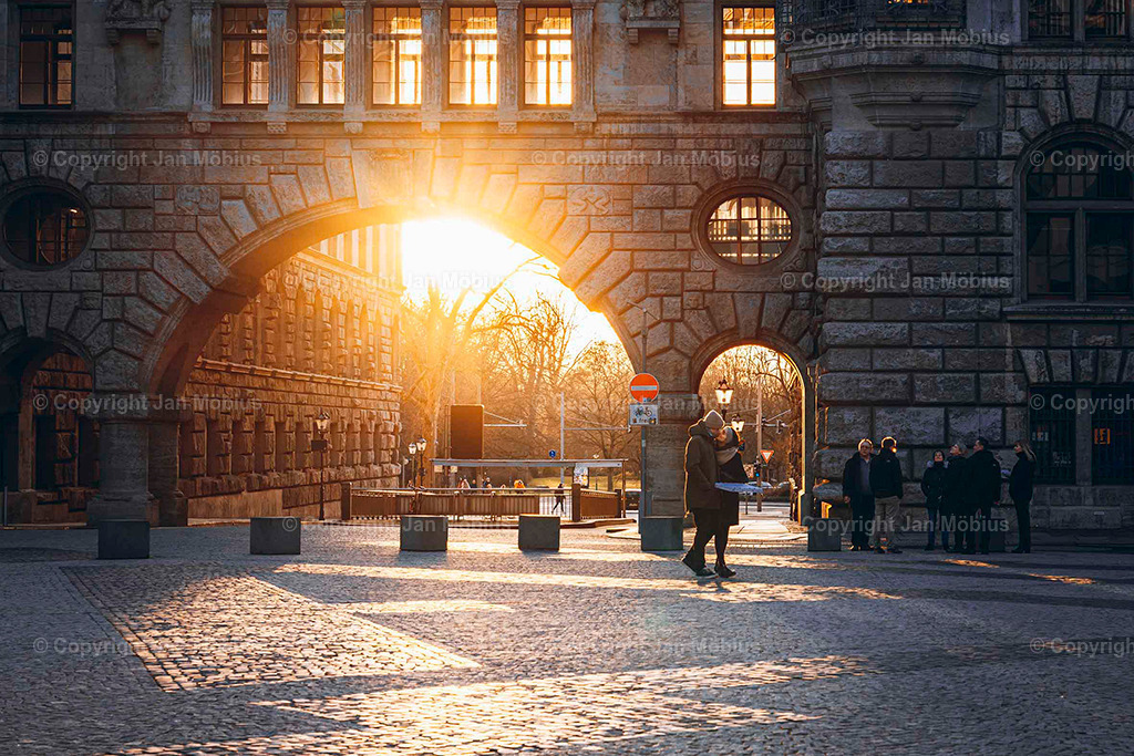 Neue Rathaus Leipzig | Das Neue Rathaus Leipzig beeindruckt mit monumentaler Architektur, historischem Flair und zentraler Lage. Es zählt zu den markantesten Wahrzeichen der Stadt und ist ein beliebter Fotospot - Realisiert mit Pictrs.com