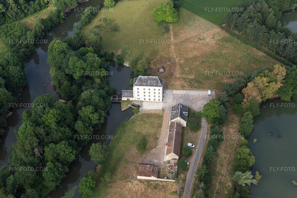 Aerial view: View of the town in Naveil in the state Loir et Cher, France. – Photo: IMG_101112.jpg taken on 06/24/2017 by Werner Riehm/FLY-FOTO.com – Resolution of the original: 4999 x 3333 px