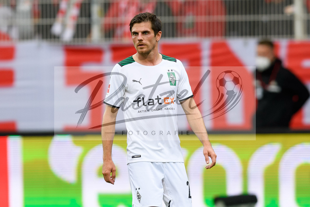 FCUBMG20210829_054 | Fussball, Herren: Jonas Hofmann (Borussia Moenchengladbach) schaut beim Spiel der 1. Bundesliga zwischen 1. FC Union Berlin und Borussia Moenchengladbach im Stadion An der Alten Foersterei am 29.08.2021 in Berlin, Deutschland. - Realisiert mit Pictrs.com
