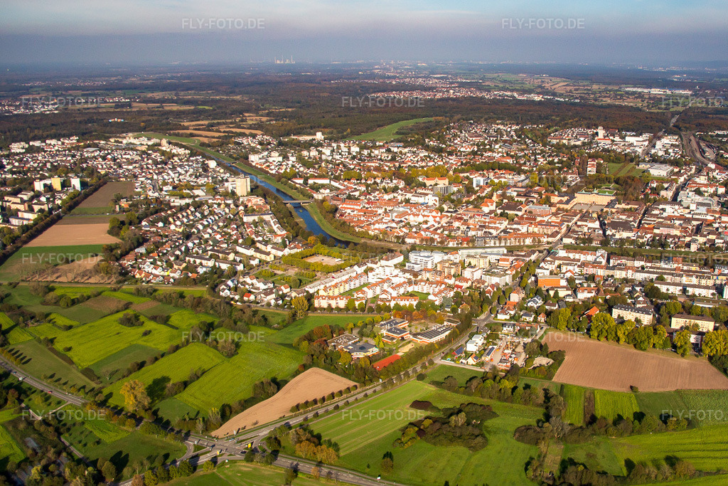 Luftbild: Ortsansicht von Südwesten in Rastatt im Bundesland Baden-Württemberg in Deutschland. Foto: IMG_075249.jpg vom 26.10.2014 durch Werner Riehm/FLY-FOTO.de