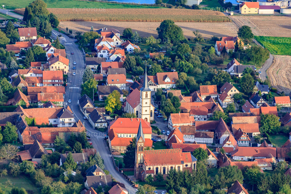 Luftbild: Eglise protestante in Kutzenhausen im Bundesland Bas-Rhin in Frankreich. – Foto: IMG_53731.jpg vom 30.09.2012 durch Werner Riehm/FLY-FOTO.de – Auflösung des Originals: 4752 x 3168 px
