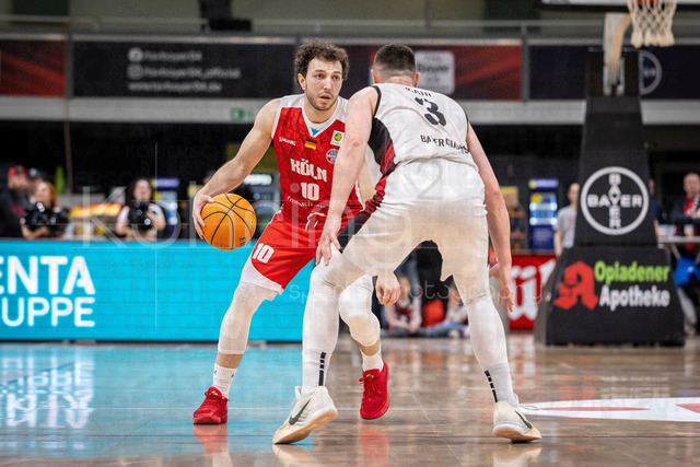 Barmer 2. Basketball Bundesliga ProA: Bayer Giants Leverkusen vs. RheinStars Koeln, 04.04.26 | Leverkusen, 04.04.26 - Haris Hujic (RheinStars Köln, 10) und Luca Finn Kahl (Bayer Giants Leverkusen, 3) während des Spiels der Barmer 2. Basketball Bundesliga ProA: Bayer Giants Leverkusen vs. RheinStars Koeln in der Ostermann Arena in Leverkusen.