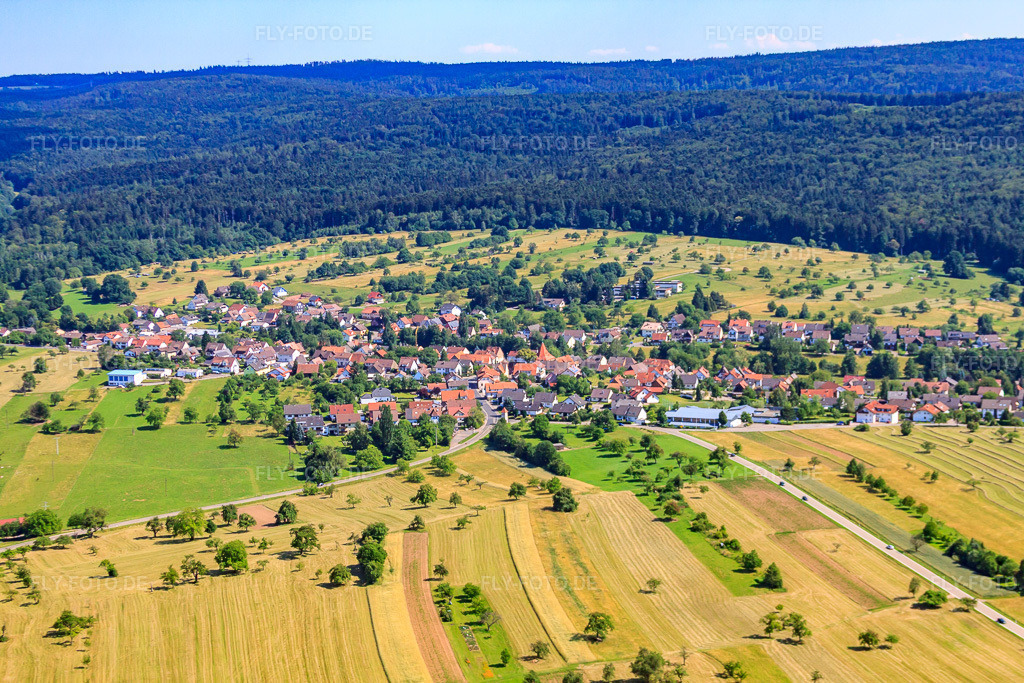 Luftbild: Ortsansicht von Norden im Ortsteil Langenalb in Straubenhardt im Bundesland Baden-Württemberg in Deutschland. Foto: IMG_42126.jpg vom 27.06.2011 durch Werner Riehm/FLY-FOTO.deAuflösung des Originals: 4752 x 3168 px