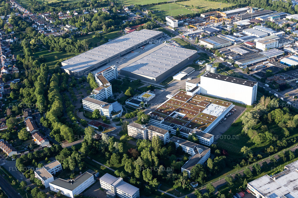 Luftbild: Industrie- und Gewerbegebiet Pfizerstraße mit Intel Deutschland GmbH, Simon Hegele Gesellschaft für Logistik und Service mbH, Bundesamt für Migration und Flüchtlinge - BAMF Karlsruhe und Pfizer Deutschland GmbH im Ortsteil Hagsfeld in Karlsruhe im Bundesland Baden-Württemberg in Deutschland. Foto: IMG_115217.jpg vom 13.06.2019 durch Werner Riehm/FLY-FOTO.de