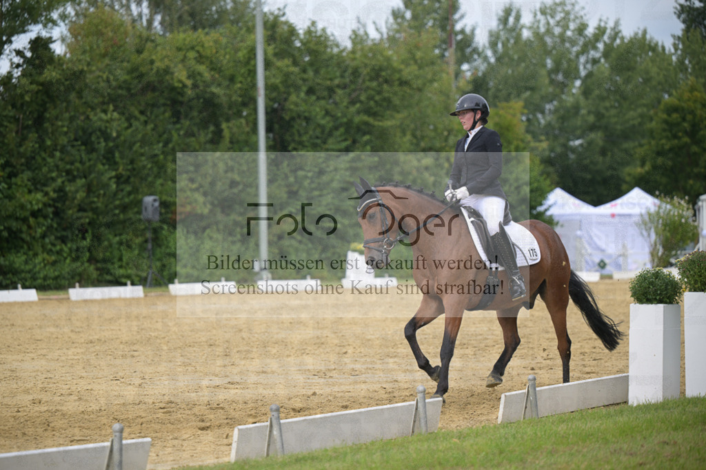 DOS_7394 | Entdecke hochwertige Reitturnierfotos von Foto Oger. Professionell, emotional und authentisch – jetzt Lieblingsmomente im Shop bestellen.Deutschlandweite Turnierfotografie. - Realisiert mit Pictrs.com