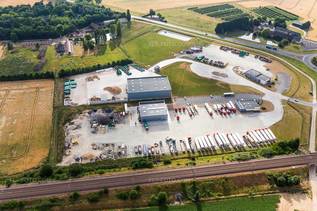 Aerial view: Warehouses and buildings for road construction by Chavigny Travaux Publics in Saint-Amand-Longpre in Saint-Amand-Longpré in the state Loir et Cher, France. – Photo: IMG_101162.jpg taken on 06/24/2017 by Werner Riehm/FLY-FOTO.com – Resolution of the original: 5472 x 3648 px