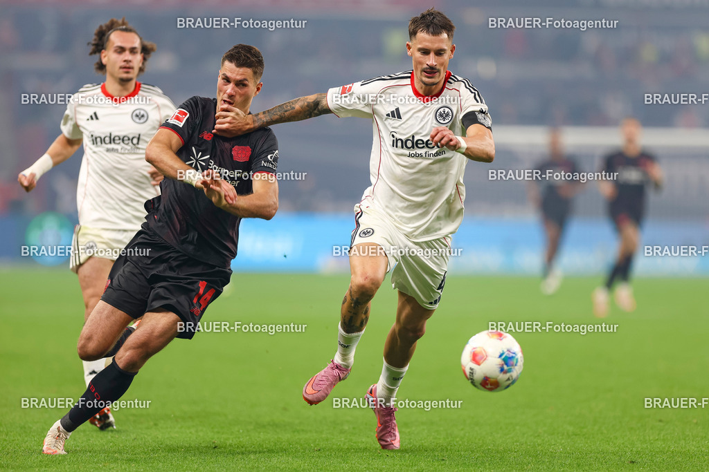 Bayer 04 Leverkusen vs Eintracht Frankfurt - Bundesliga  | Leverkusen, Deutschland, 12.09.25:   Patrick Schick (Bayer 04 Leverkusen) und Robin Koch (Eintracht Frankfurt) im Kampf um den Ball waehrend des Spiels der Bundesliga zwischen  Bayer 04 Leverkusen vs Eintracht Frankfurt in der BayArena(Foto von Brauer-Fotoagentur / Adrian Schlueter)