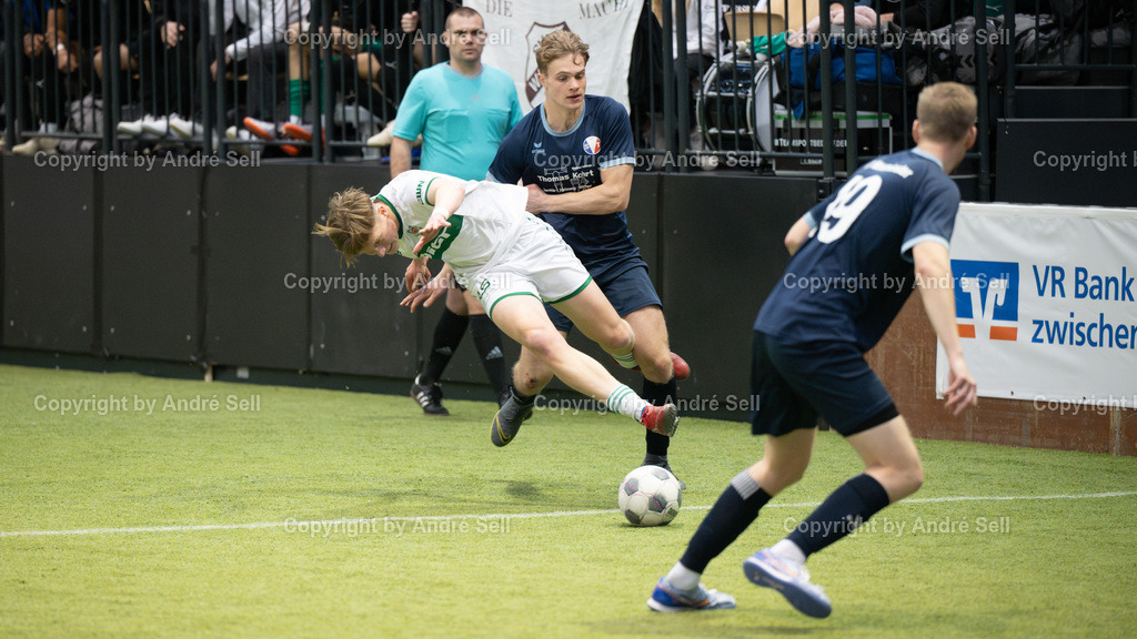 Vorrunde - Gruppe A - SV Tungendorf vs PSV Neumünster | Hannes Rohde (SVT #16) / Lucas Schulze (PSV #27) // 44. RS-Reifenhandel-Cup 2024 / Vorrunde - Gruppe A - SV Tungendorf vs PSV Neumünster / Holstenhalle 1 / Neumünster / 26.12.24 - Realisiert mit Pictrs.com