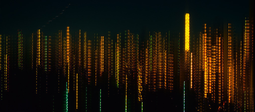 manhattan-1997-130 | Diese authentische, nicht digital erzeugte Nachtaufnahme von Hochhäusern in der Upper East Side von Manhattan direkt am Central Park entstand mit einem Shift-Objektiv, das bei langer Belichtungszeit vertikal verstellt wurde. - Realisiert mit Pictrs.com