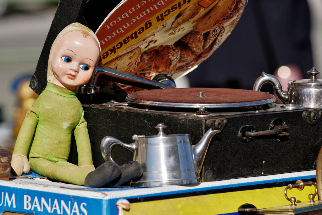 Puppe und Grammophon | Wien, Austria - February 27, 2010: Puppe und Grammophon auf dem Naschmarkt. - Realisiert mit Pictrs.com