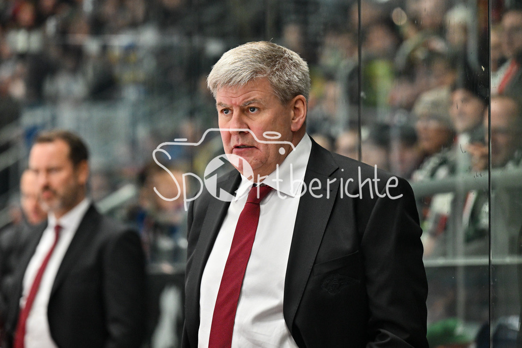 Augsburger Panther - Schwenninger Wild Wings | AUGSBURG, GERMANY - 02. JANUARY: im Bild Bill PETERS Trainer Augsburger Panther / Einzelfoto / Freisteller während dem Match zwischen den Augsburger Panthern und den Schwenninger Wild Wings am 35. Spieltag der Penny DEL im Curt Frenzel Stadion