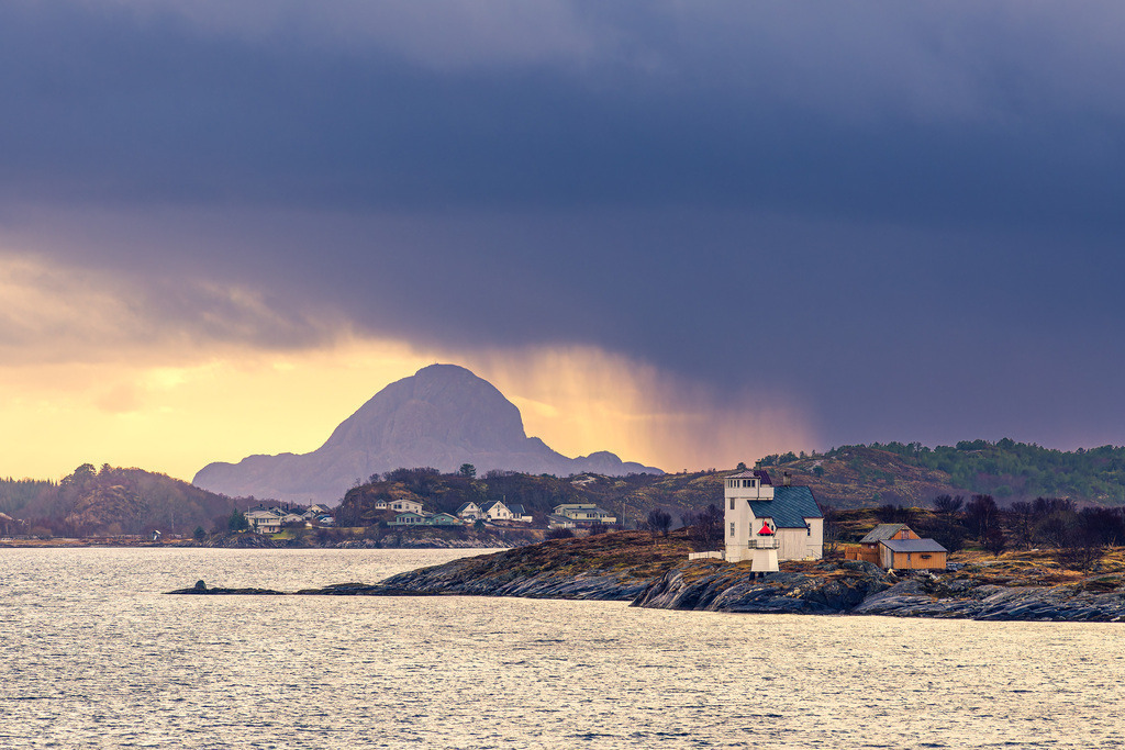 Berge, Felsen und Leuchtfeuer nahe Brønnøysund in Norwegen | Berge, Felsen und Leuchtfeuer nahe Brønnøysund in Norwegen.