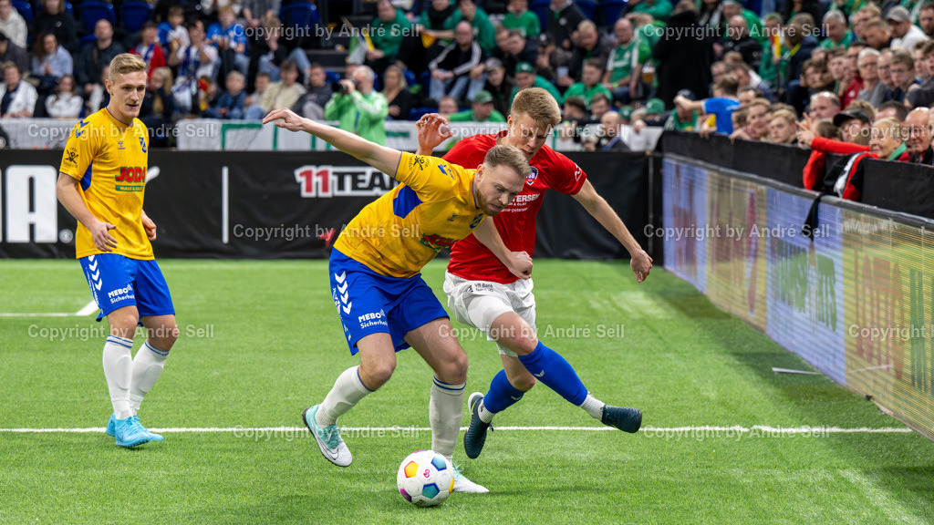 SHFV Lotto Masters 2024 | 20240113_8946, 13.01.2024, SHFV Lotto Masters 2024, Halbfinale 1, SV Todesfelde (gelb) vs. TSB Flensburg (blau), Dustin Thiel (Todesfelde #4) / Nicholas Holtze (TSB #9) - Realisiert mit Pictrs.com