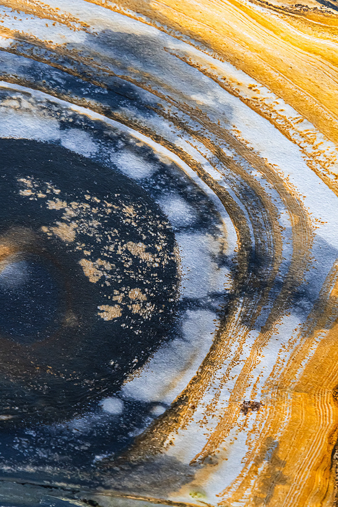 Farbiges Gestein an einem Strand bei Clonakilty, Co. Cork, Irland | Bestell. Nr. irl_2021_09_5125 - Realisiert mit Pictrs.com