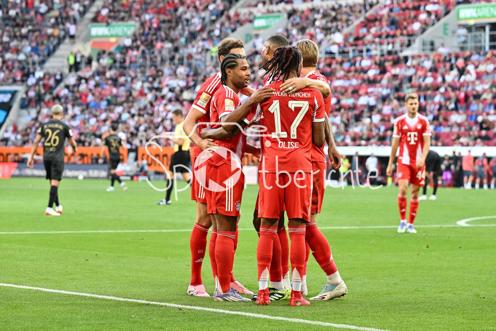FC Augsburg - FC Bayern München | Jubel nach dem Treffer zum 0-1 durch Serge GNABRY (FC Bayern Muenchen 7) / Tor / Torschuetze / Freude / Happy, Bundesliga: FC Augsburg - FC Bayern München; WWK-Arena am 30.08.2025, DFL REGULATIONS PROHIBIT ANY USE OF PHOTOGRAPHS AS IMAGE SEQUENCES AND/OR QUASI-VIDEO