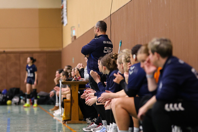 Handball I Damen I Saison 2025-2026 I Verbandsliga Süd I HSG Kalkberg 06 - MTV Dänischenhagen I 14.12.2025.13 | Benjamin Busch (Trainer, HSG Kalkberg 06) - Realisiert mit Pictrs.com