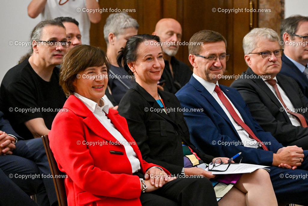 Kick-off-Veranstaltung der Gruendungspraesidentin_ IDSA_ 07.07.2023-32 | 07.07.2023, Landhaus Linz AUT, Kick-off-Veranstaltung der Gruendungspraesidentin, IDSA, im Bild Claudia von der Linden (Vorsitzende des Institute of Digital Sciences Austria (IDSA) Gruendungskonvents), Stefanie Lindstaedt (Gruendungspraesidentin des Institute of Digital Sciences Austria (IDSA)), LR Markus Achleitner (VP), Klaus Luger (SP, Bgm. der Stadt Linz)