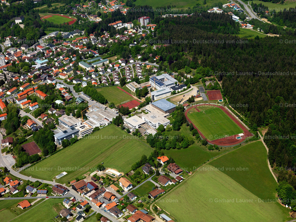 2724009 | FREYUNG 19.05.2007 Ortsansicht der Straßen und Häuser der Wohngebiete in Freyung im Bundesland Bayern, Deutschland // Town View of the streets and houses of the residential areas in Freyung in the state Bavaria, Germany Foto: Gerhard Launer