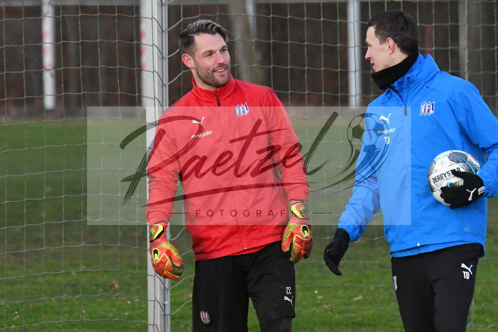 20200121_TRAOSN_0069 | Fußball, Herren: Torhüter Philipp Kühn (VfL Osnabrück) und Co-Trainer Tim Danneberg (VfL Osnabrück) unterhalten sich beim Training des VfL Osnabrück am 21.01.2020 im Sportpark Illoshöhe in Osnabrück, Deutschland.(Foto von Nico Paetzel) - Realisiert mit Pictrs.com