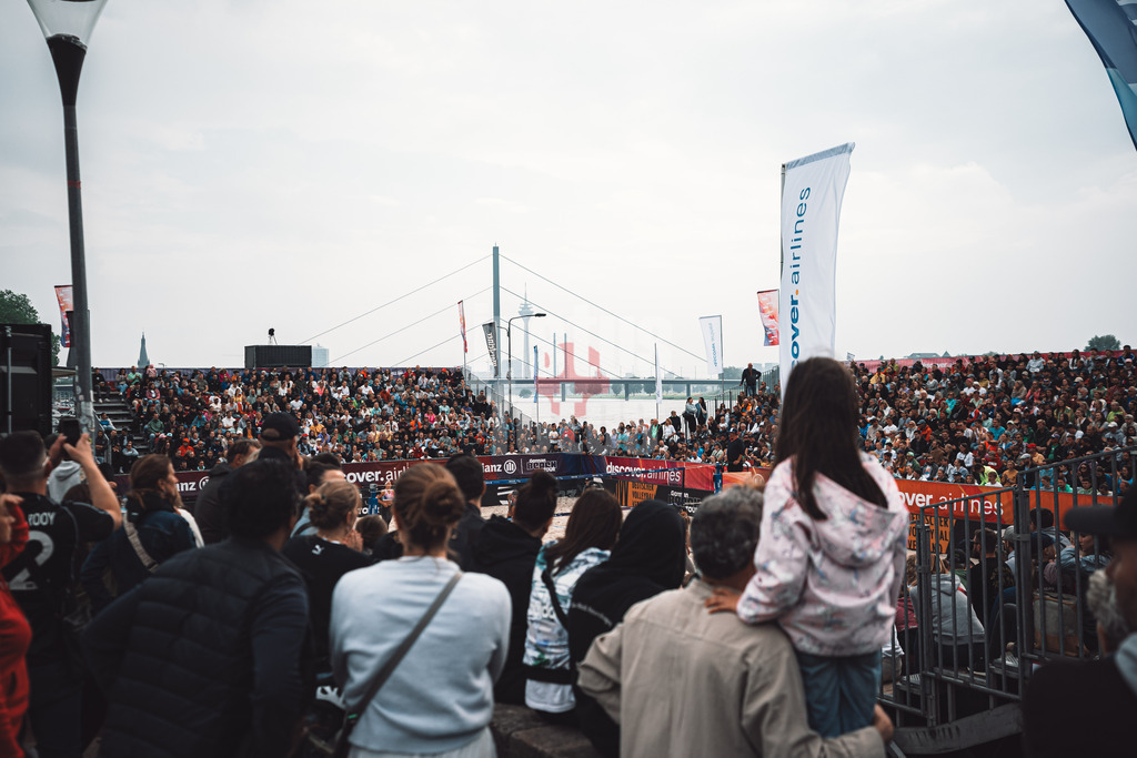 Beachvolleyball | Frauen | German Beach Tour 2024 | Tourstop Düsseldorf | 19.05.2024 | Das volle Stadion am Robert-Lehr-Ufer