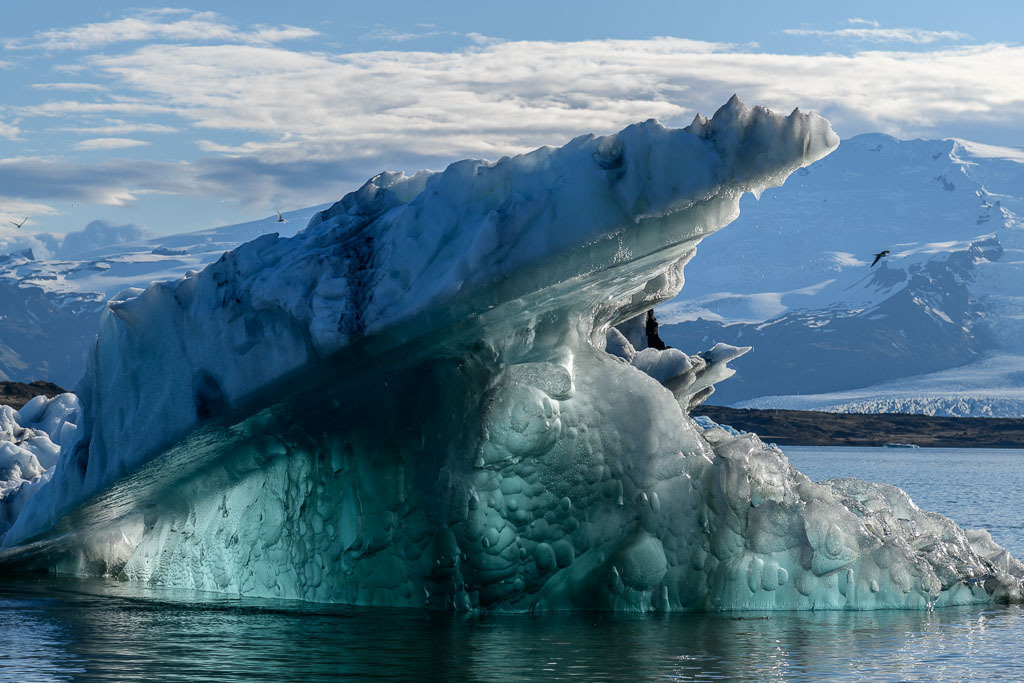 island-2019-275 | Jökulsárlón ist eine Gletscherlagune, die an den Nationalpark Vatnajökull im Südosten Islands angrenzt. Im Wasser schwimmen unzählige Eisberge des Vatnajökull-Gletschers. - Realisiert mit Pictrs.com