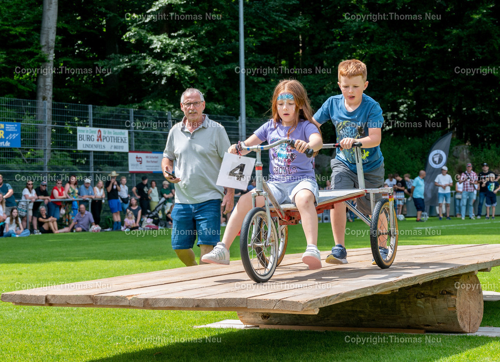 DSC_6414 | bli, Wintrerkasten ,Scheeserennen 2025,  ganz vorsichtig sind hier Oskar und Tilda Endres auf der Wippe, Bild: Thomas Neu