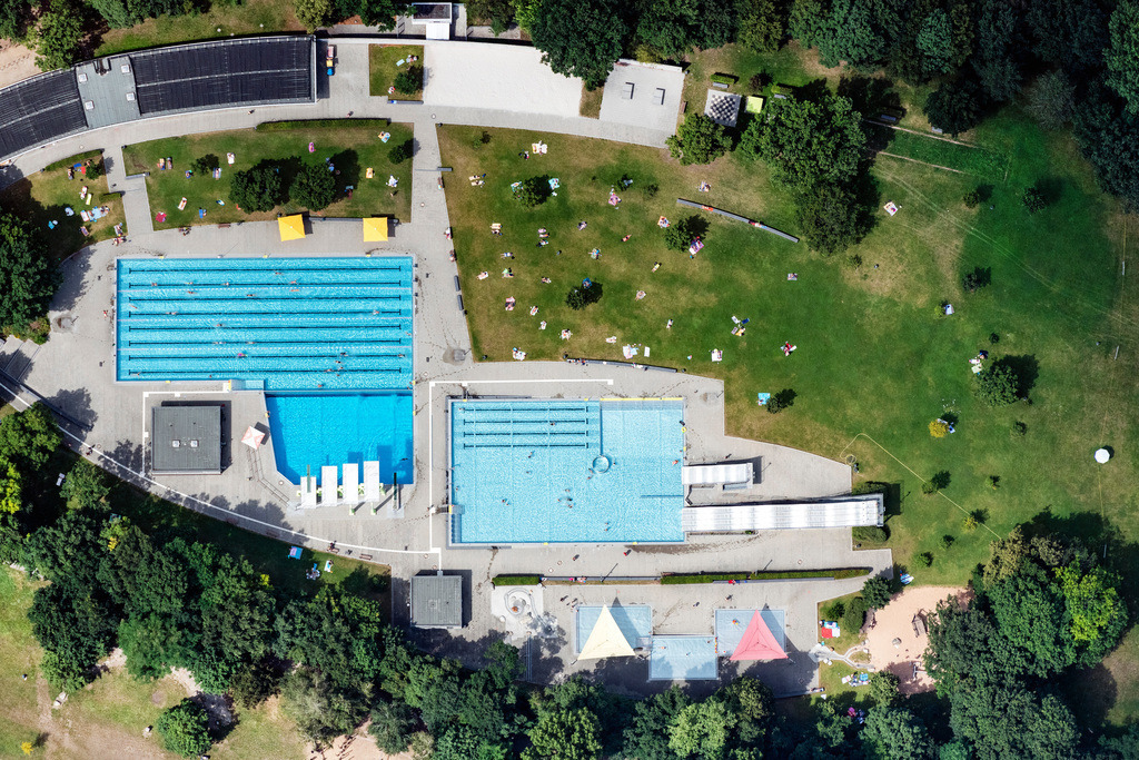 dr__0056958.jpg | NüRNBERG 13.07.2020 Schwimmbecken des Freibades Westbad in Nürnberg im Bundesland Bayern, Deutschland. // Swimming pool of the Westbad in Nuremberg in the state Bavaria, Germany. Foto: Daniel Reiter