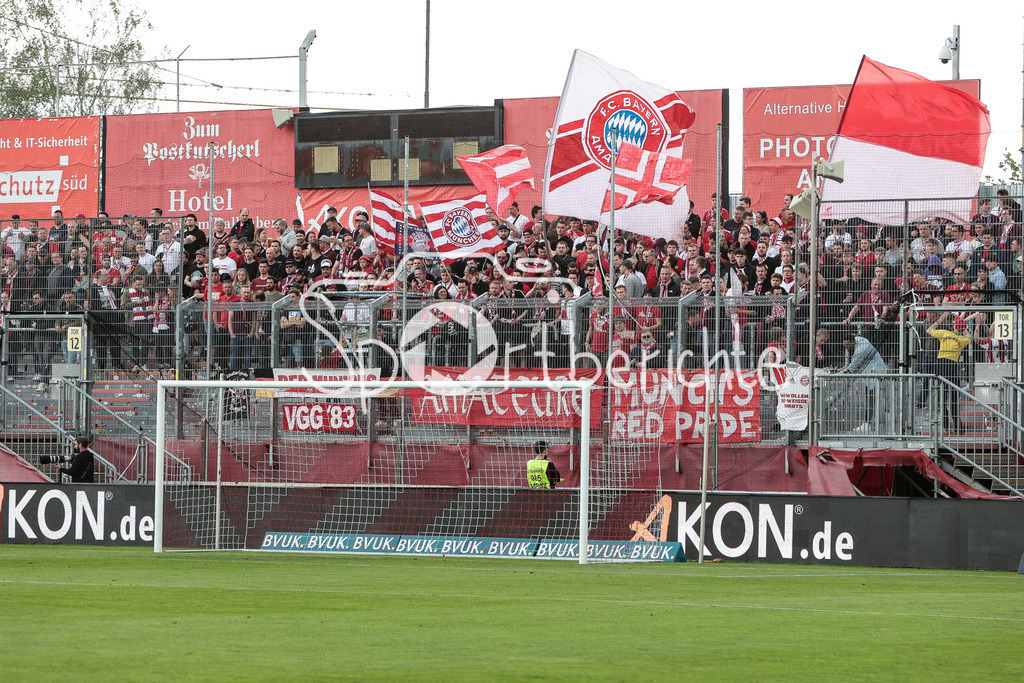 FC Würzburger Kickers - FC Bayern Amateure | Fans der kleinen Bayern feueren ihre Mannschaft an