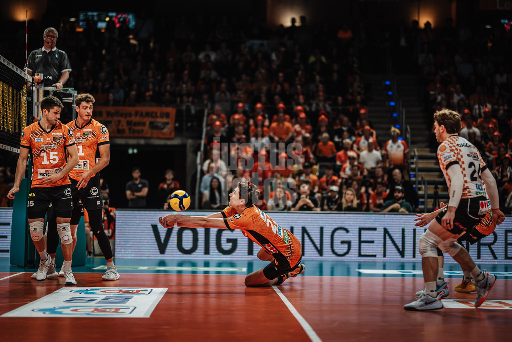 Volleyball | Herren | Saison 2024/2025 | 1. Volleyball Bundesliga Männer | Finale | BERLIN RECYCLING Volleys vs. SVG Lüneburg | 03.05.2025 | Jake Hanes (#22, Berlin Recycling Volleys) springt zum Ball