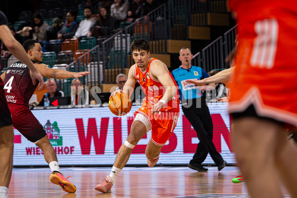 Basketball I Herren I Saison 2025-2026 I ProB Nord I 21. Spieltag I Rasta Vechta II - Iserlohn Kangaroos I 2886 | Ivan Volf (44, RASTA Vechta II) vorbei an Jordan Iloanya (4, Iserlohn Kangaroos) - Realisiert mit Pictrs.com