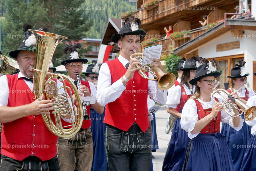 e20-news-2023-Juli23-Regimentsschuetzenfest3-Steeg-UMZUG_DORF-DSC07411 | Info aus dem Bezirk Reutte/Ausserfern Tirol sowie eine umfangreiche Bilddatenbank über die gesamte Region: Lechtal, Talkessel Reutte, Tannheimertal, Zwischentoren. Lech, Plansee, Zugspitze, Grenztunnel, B179, Fernpassstraße, Verkehr, Lawinen, Tradition, - Realisiert mit Pictrs.com