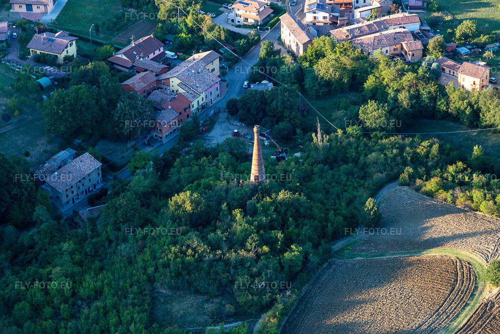 Vue aérienne: Four à ciment antique à Scandiano dans le département Reggio Emilia, Italie. Photo: IMG_134700.jpg prise le 19/09/2022 par Werner Riehm/FLY-FOTO.euRésolution de l'original: 5472 x 3648 px