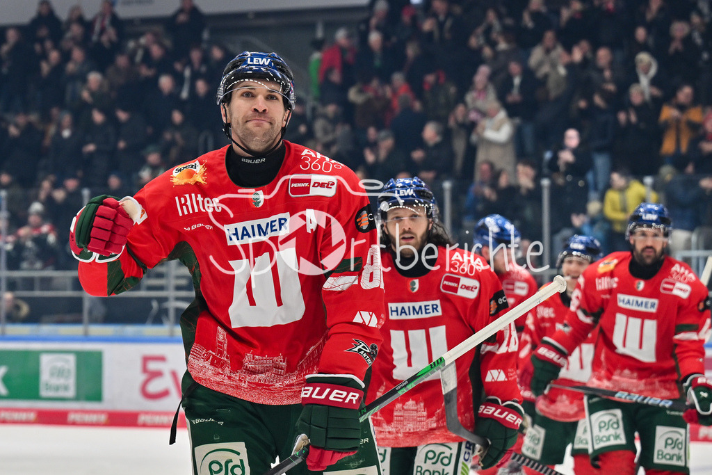Augsburger Panther - Schwenninger Wild Wings | AUGSBURG, GERMANY - 02. JANUARY: Jubel der Panther nach dem Treffer zum 2-0 durch Alexandre GRENIER (Augsburger Panther 82) / Tor / Torschuetze / Freude / Happy während dem Match zwischen den Augsburger Panthern und den Schwenninger Wild Wings am 35. Spieltag der Penny DEL im Curt Frenzel Stadion