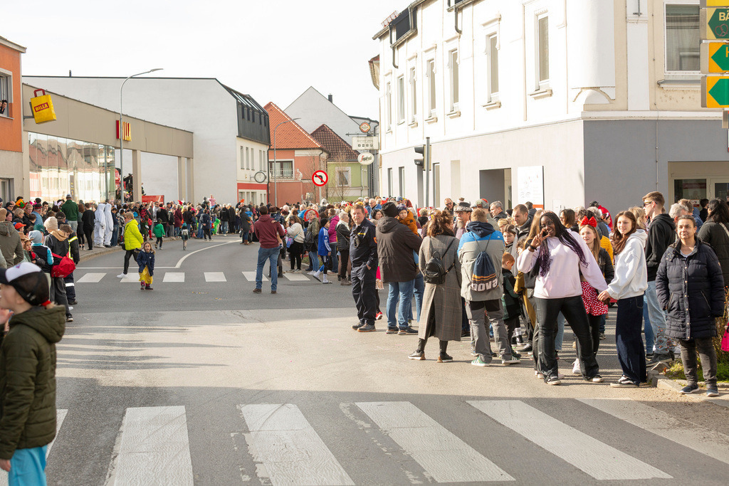 Umzug2025-048_9728 | Fotostrecke: FASCHINGSUMZUG 2025 in Loosdorf. 22 Masken(gruppen)-Teilnehmer: Loosdorfer Vereine, Wirtschaftstreibende, Gemeindeabordnungen sowie Kreditinstitute. rund 700 Besucher entlang der Hauptstrasse. Veranstaltungs-Sicherung durch Mannschaft der FF-Loosdorf mit schwerem Gerät. Maskenprämierung am EKZ-Platz durch Bgm. Thomas Vasku in den Kategorien: Bester Festwagen (Fa. gkonzept-Groissenberger; Beste Personengruppe-ASK-Loosdorf; Beste Einzelperson; Weiteste Anreise-FF Schollach;