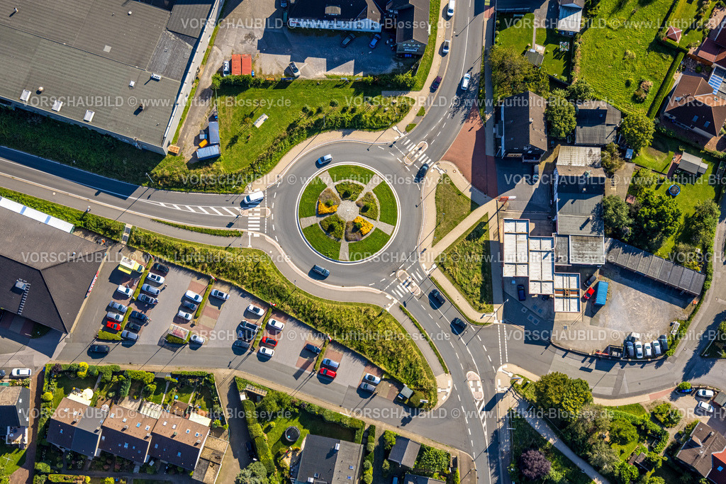 Sprockhoevel240810956 | Luftbild, Straßenverkehr mit Kreisverkehr  mit bunter Garten-Bepflanzung, Glückauf-Allee und Wuppertaler Straße, Niedersprockhövel, Sprockhövel, Ruhrgebiet, Nordrhein-Westfalen, Deutschland