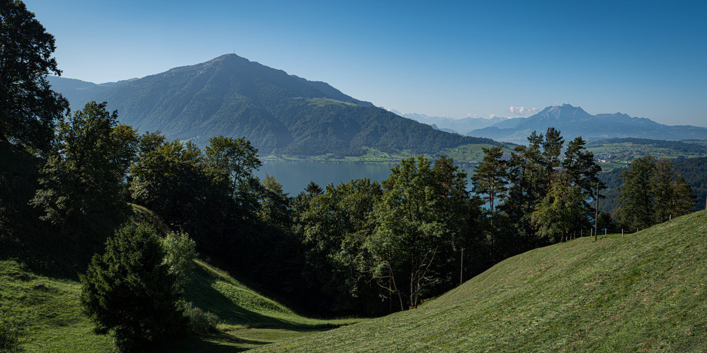 Wanderung am Zugersee, Oberdietschwand | Blick von Oberdietschwand über den Zugersee auf die Rigi  - Realisiert mit Pictrs.com