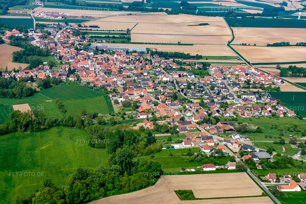 Luftbild: Dorfansicht aus Osten in Niederrœdern im Bundesland Bas-Rhin in Frankreich. – Foto: IMG_18126.jpg vom 03.05.2009 durch Werner Riehm/FLY-FOTO.de – Auflösung des Originals: 4272 x 2848 px